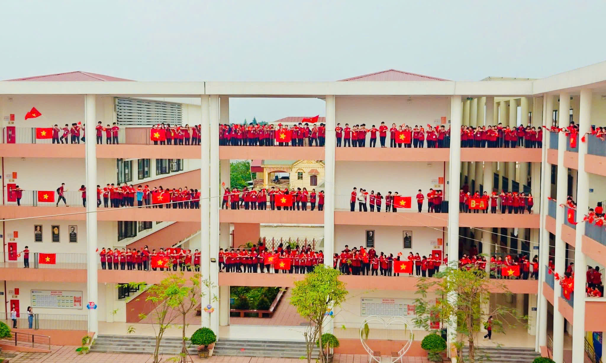Các trường học xã Nam Phù hưởng ứng hoạt động treo cờ Tổ quốc dịp lễ Quốc khánh 2/9