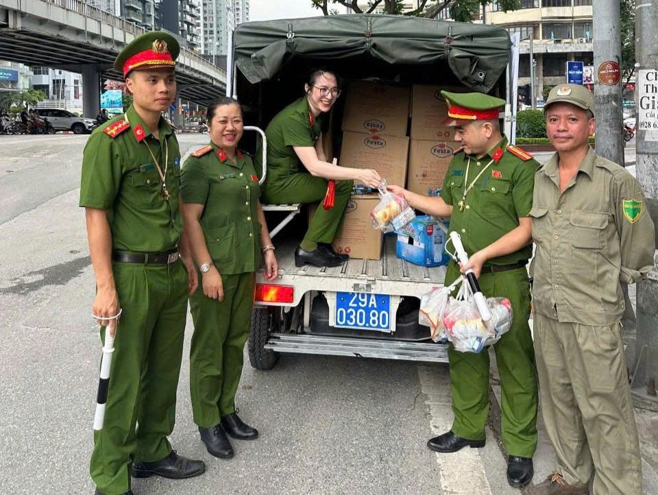Mỗi người dân Giảng Võ đều là “đại sứ” thân thiện, sẵn sàng hỗ trợ du khách dự Đại lễ A80- Ảnh 2.