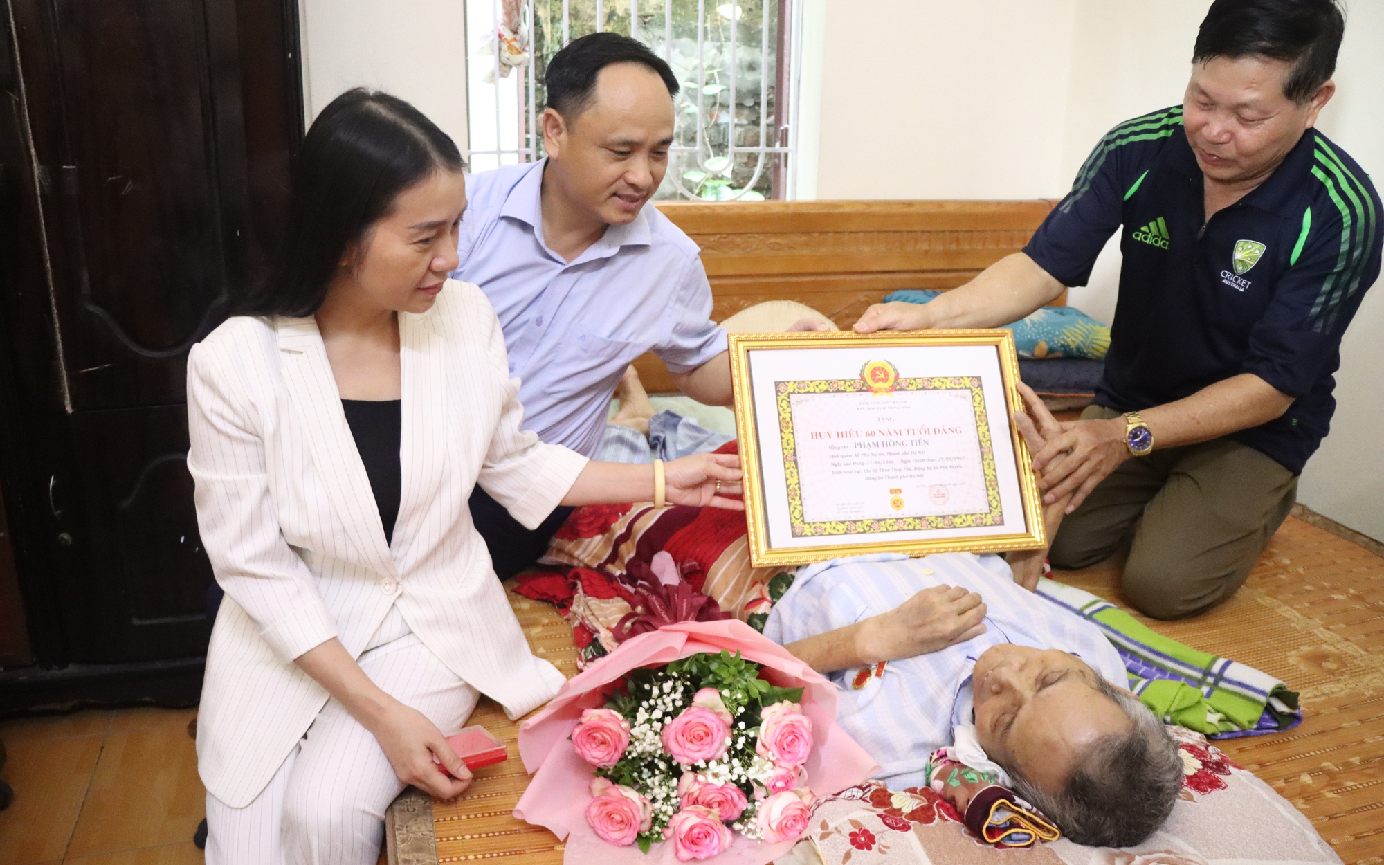 Đồng chí Phó Bí thư Thường trực Đảng uỷ trao Huy hiệu 60 năm tuổi Đảng tại nhà cho đảng viên
