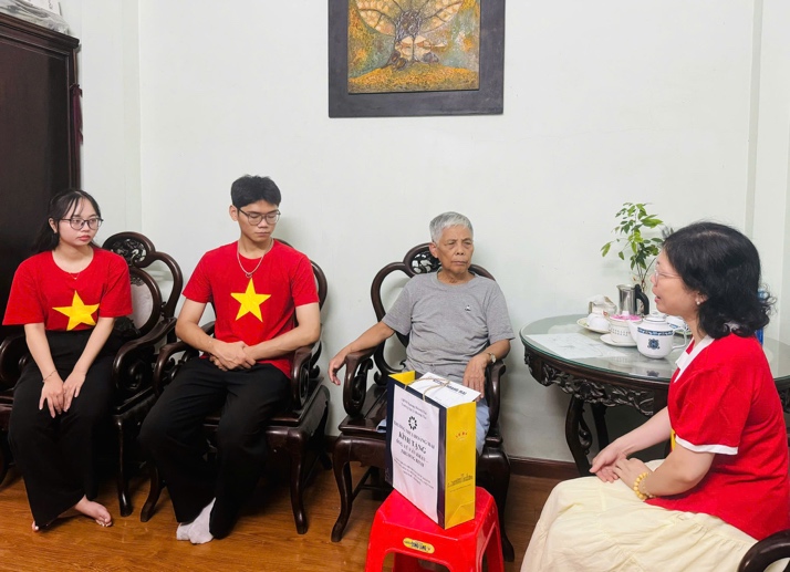Có thể là hình ảnh về 4 người và văn bản