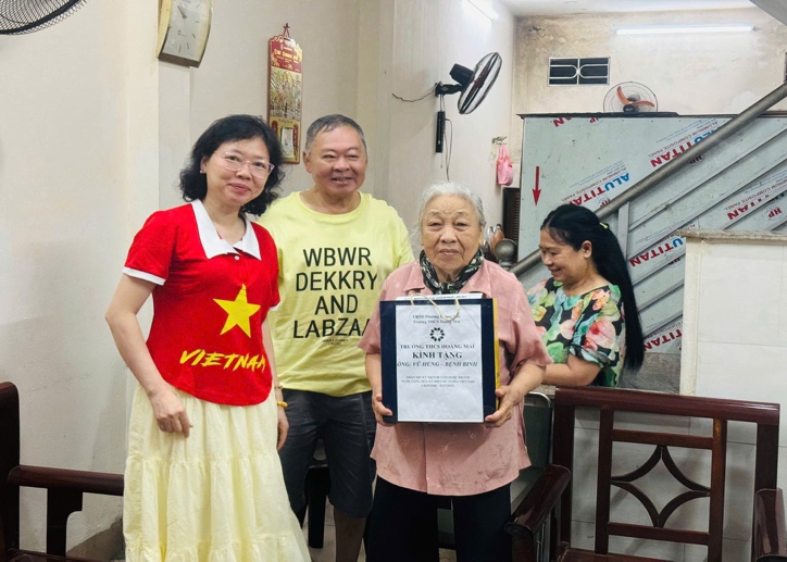 Có thể là hình ảnh về 4 người và văn bản