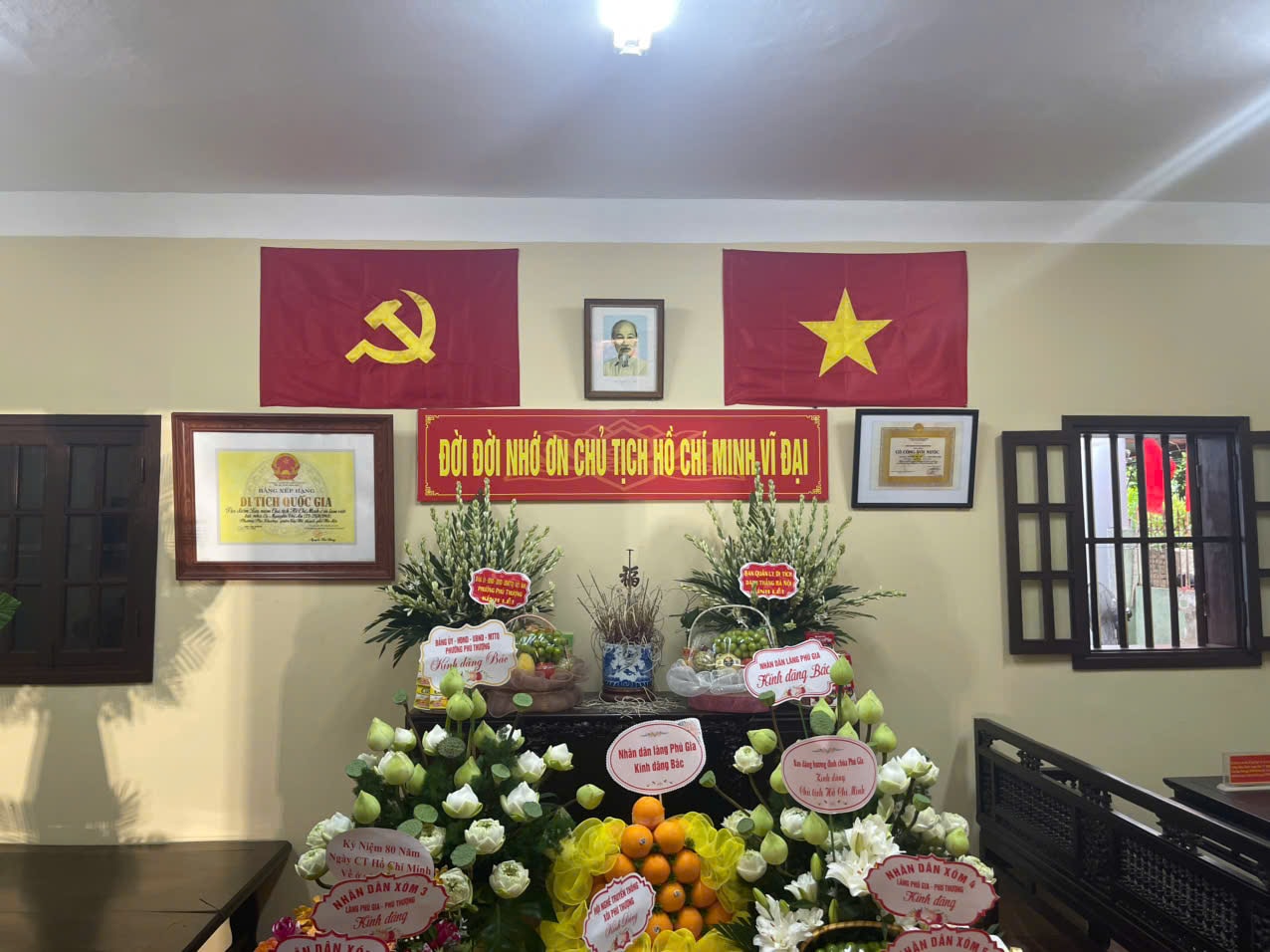 Phường Phú Thượng gắn biển công trình lưu niệm 80 năm Chủ tịch Hồ Chí Minh về ở, làm việc- Ảnh 2.