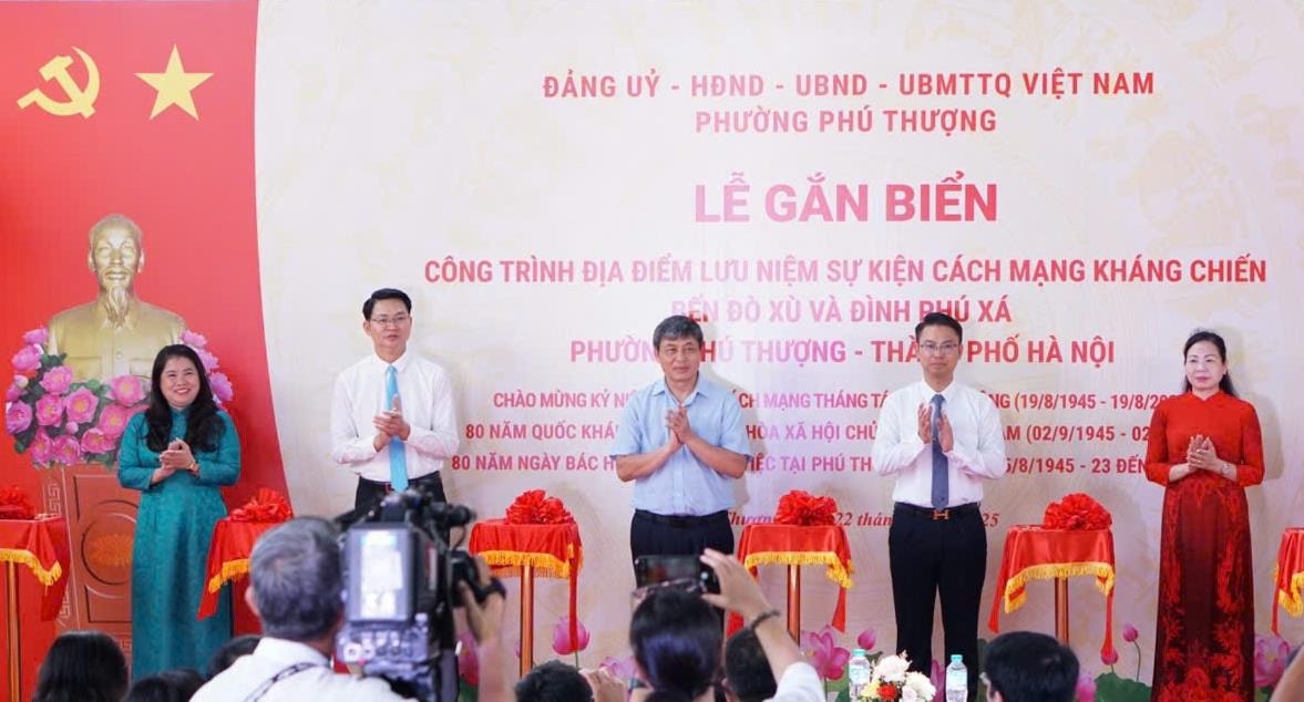 Phường Phú Thượng gắn biển công trình lưu niệm 80 năm Chủ tịch Hồ Chí Minh về ở, làm việc- Ảnh 1.