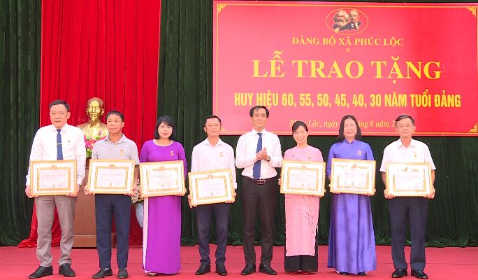 Đảng bộ xã Phúc Lộc tổ chức Lễ trao tặng Huy hiệu Đảng đợt 02/9/2025 cho đảng viên- Ảnh 7.