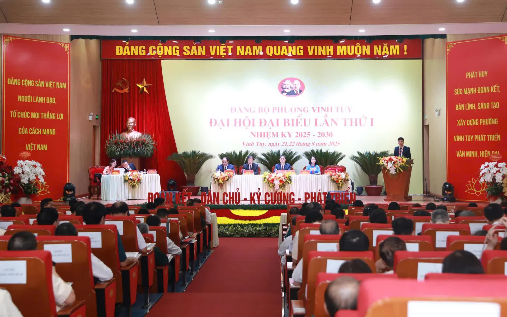 239 đại biểu dự Đại hội đại biểu Đảng bộ phường Vĩnh Tuy lần thứ I, nhiệm kỳ 2025-2030- Ảnh 1.