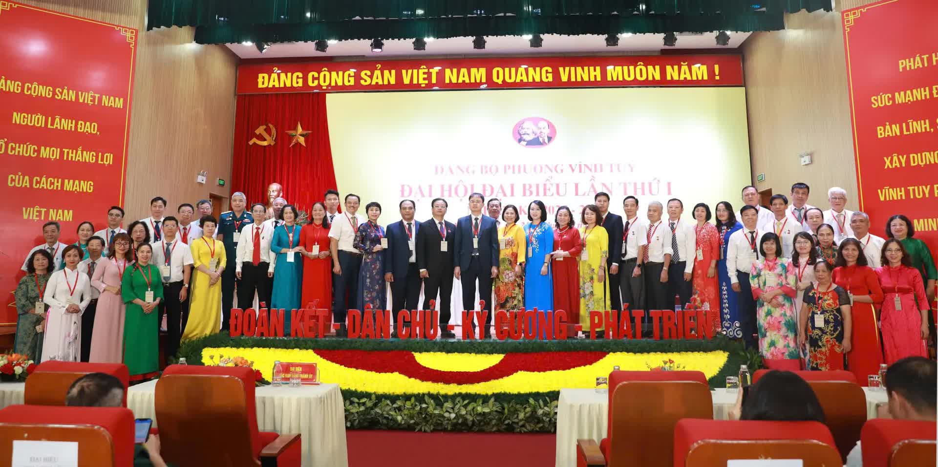 239 đại biểu dự Đại hội đại biểu Đảng bộ phường Vĩnh Tuy lần thứ I, nhiệm kỳ 2025-2030- Ảnh 9.
