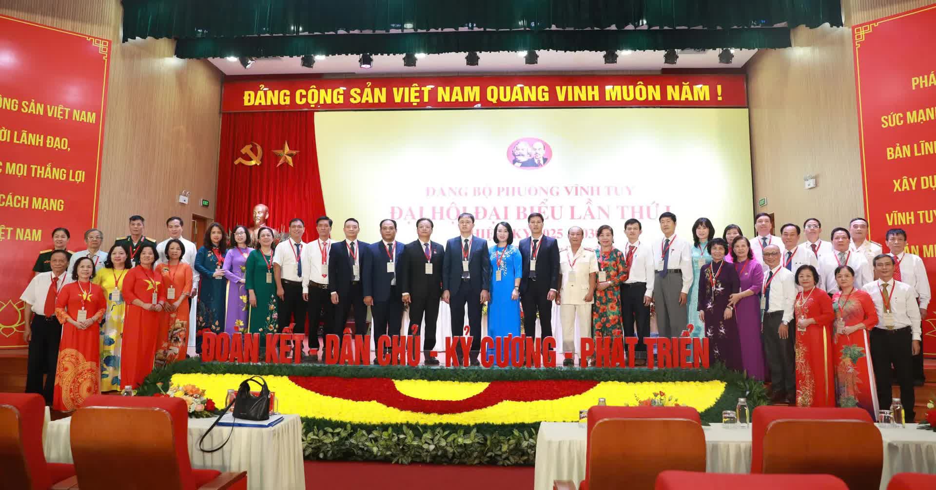 239 đại biểu dự Đại hội đại biểu Đảng bộ phường Vĩnh Tuy lần thứ I, nhiệm kỳ 2025-2030- Ảnh 8.
