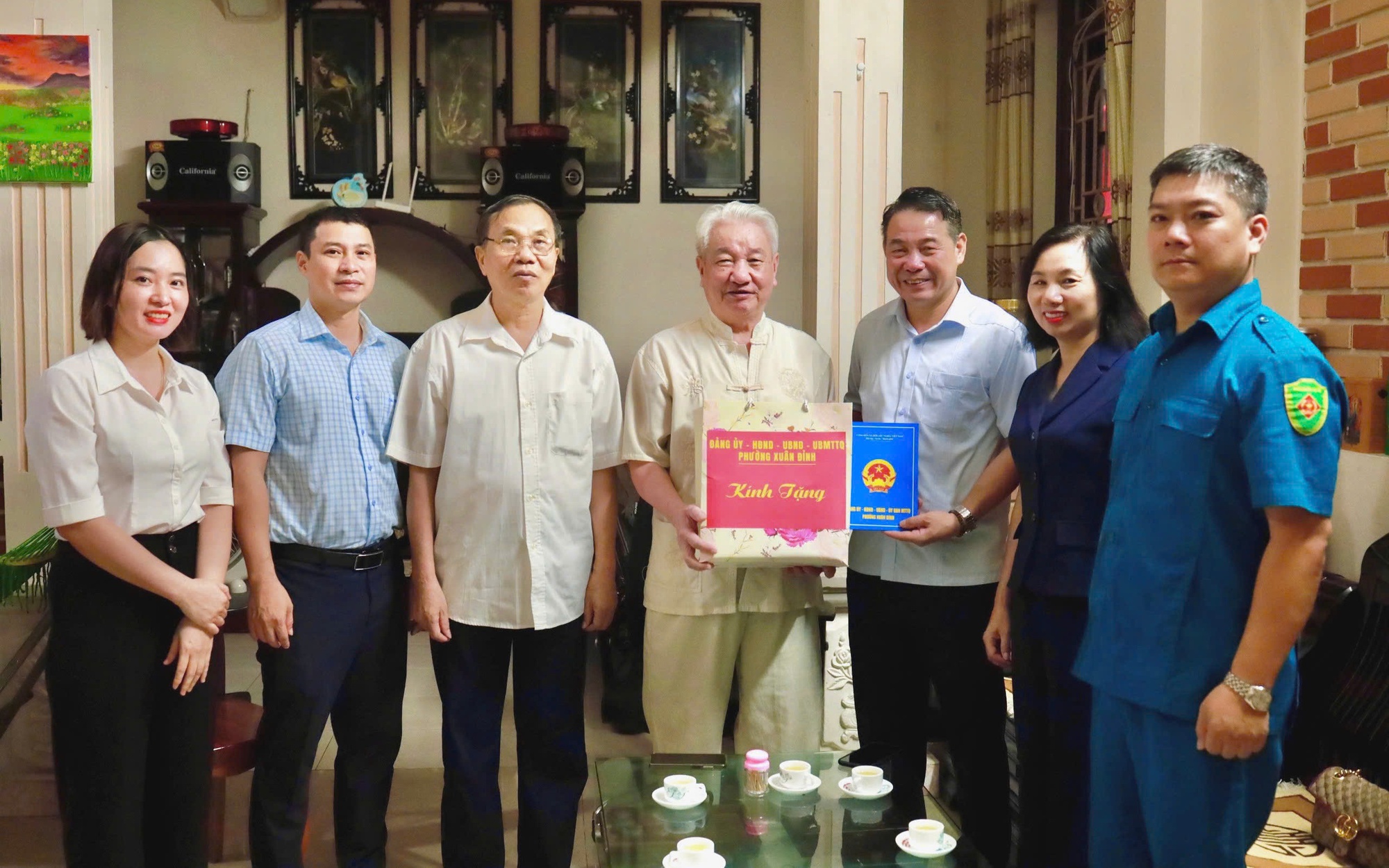 Phường Xuân Đỉnh: Dâng hương tưởng niệm liệt sĩ và thăm hỏi, tặng quà người có công tiêu biểu