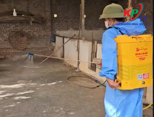 Phòng Kinh tế xã Kiều Phú triển khai công tác vệ sinh, khử trùng, tiêu độc phòng chống dịch bệnh sau mùa mưa lũ- Ảnh 4.