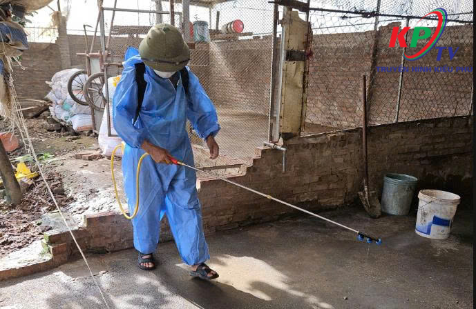 Phòng Kinh tế xã Kiều Phú triển khai công tác vệ sinh, khử trùng, tiêu độc phòng chống dịch bệnh sau mùa mưa lũ- Ảnh 2.