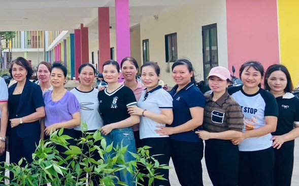 Ảnh: BGH nhà trường, đại diện PHHS và tổ chức thiện nguyện chụp ảnh lưu niệm