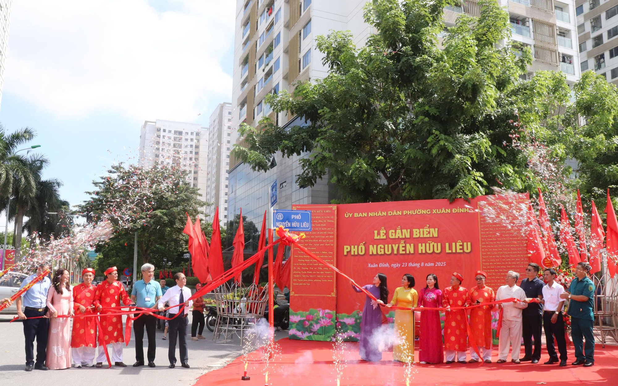 Phường Xuân Đỉnh: gắn biển tên 2 tuyến phố Nguyễn Hữu Liêu và Doãn Khuê