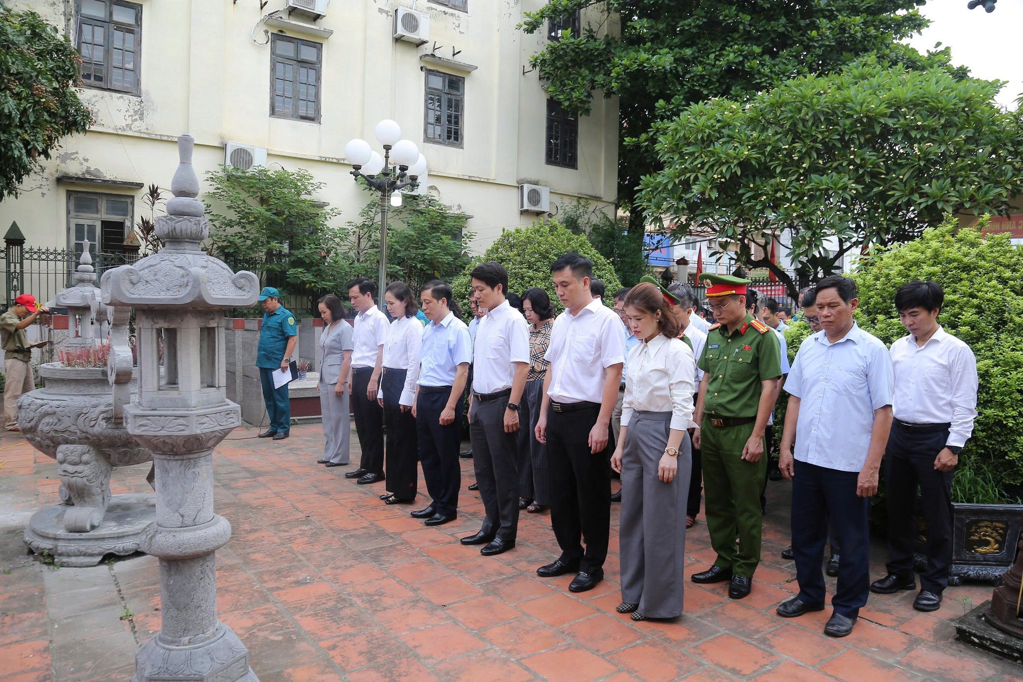 Lãnh đạo phường Dương Nội viếng Nghĩa trang Liệt sỹ nhân kỷ niệm 80 năm Cách mạng tháng Tám và Quốc khánh 2/9- Ảnh 1.