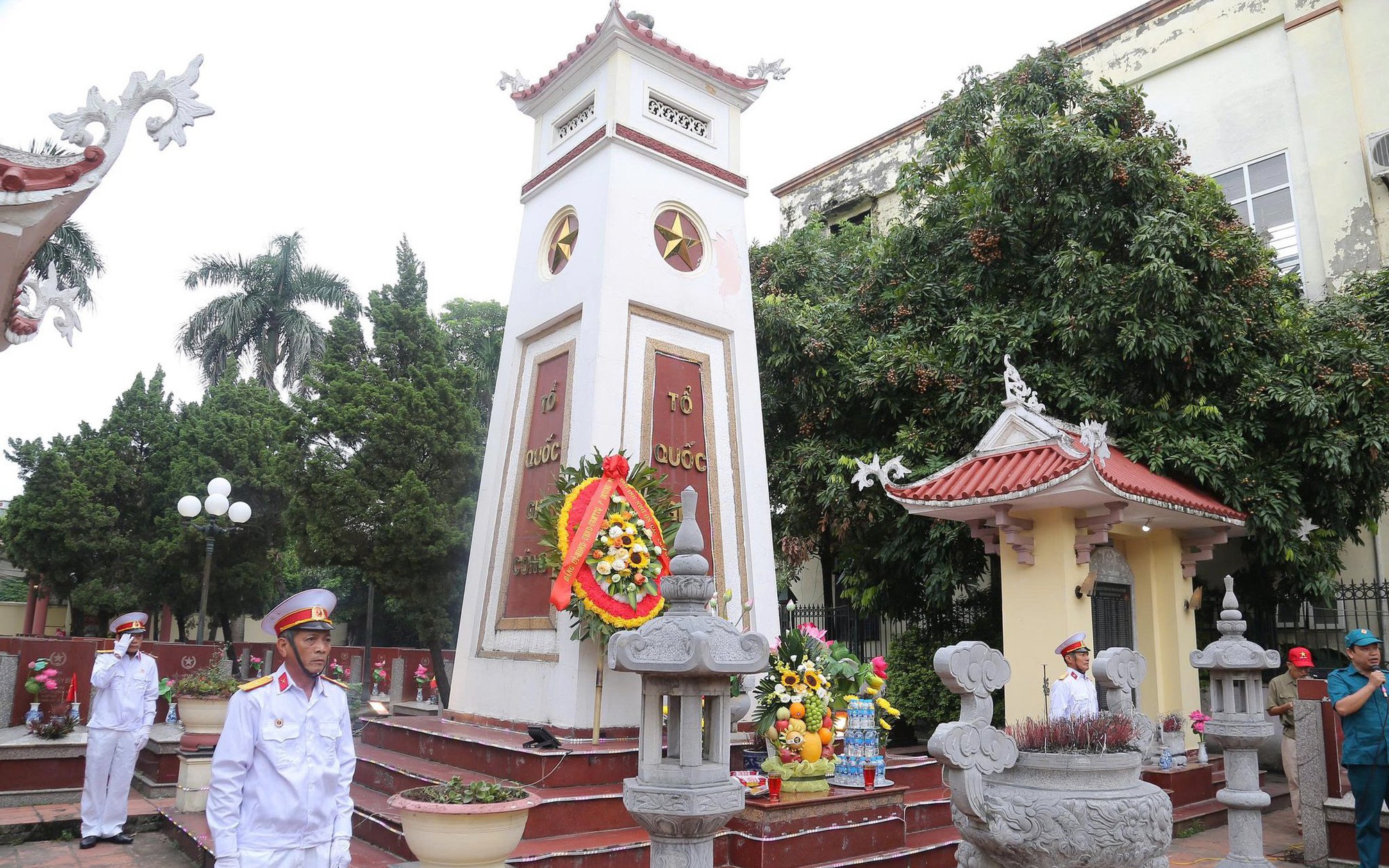 Lãnh đạo phường Dương Nội viếng Nghĩa trang Liệt sỹ nhân kỷ niệm 80 năm Cách mạng tháng Tám và Quốc khánh 2/9