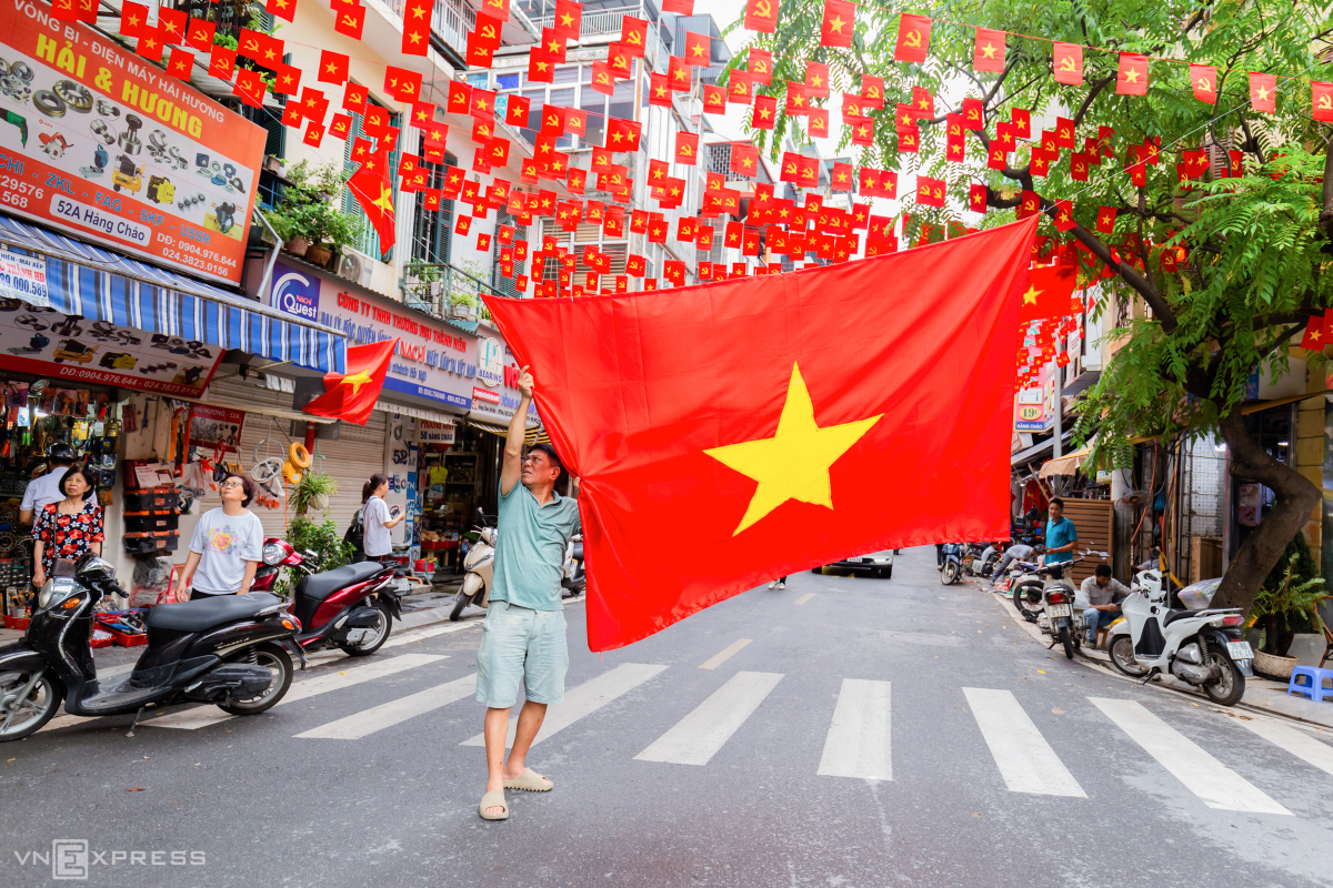 Khu phố treo 12.000 lá cờ mừng Quốc khánh 2/9- Ảnh 8.