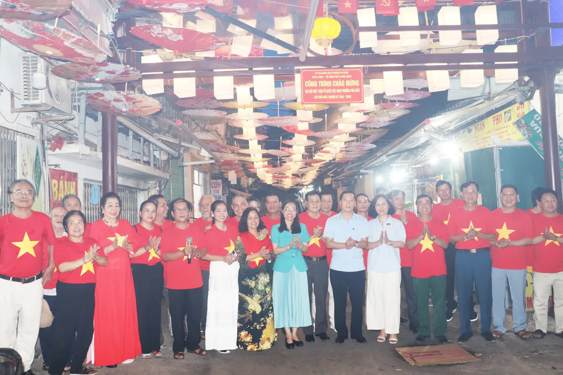 Phường Phú Diễn khánh thành công trình Dân vận khéo "Cổng chào và trang trí hoa đèn tại khu dân cư tổ 9"- Ảnh 1.
