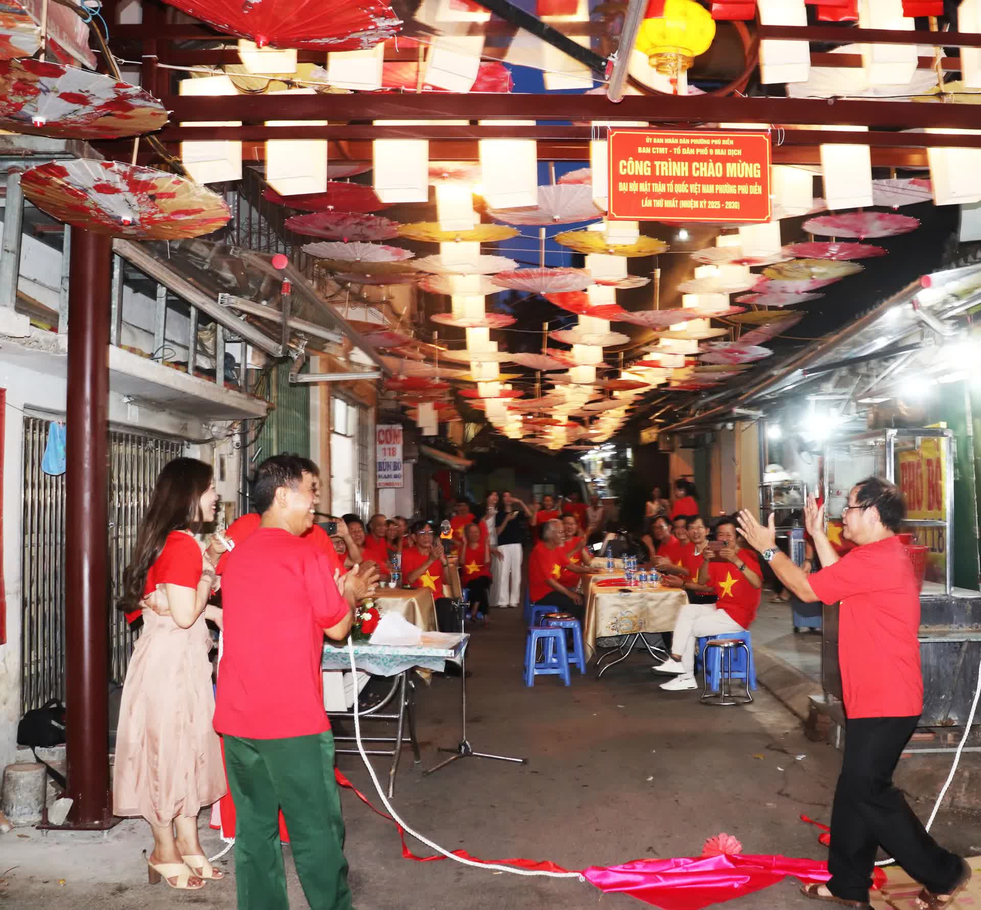 Phường Phú Diễn khánh thành công trình Dân vận khéo "Cổng chào và trang trí hoa đèn tại khu dân cư tổ 9"- Ảnh 2.