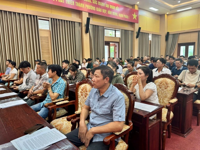 Hơn 300 chủ cơ sở, người đứng đầu các cơ quan, tổ chức, doanh nghiệp, cơ sở, cũng như các hộ gia đình và hộ gia đình kết hợp hoạt động sản xuất, kinh doanh dự hội nghị tuyên truyền Luật PCCC&CNCH.- Ảnh 3.