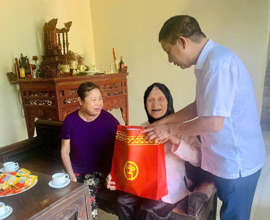 Xã Yên Lãng gửi quà gia đình chính sách, người có công nhân dịp kỷ niệm 80 năm Quốc khánh 2/9.- Ảnh 1.