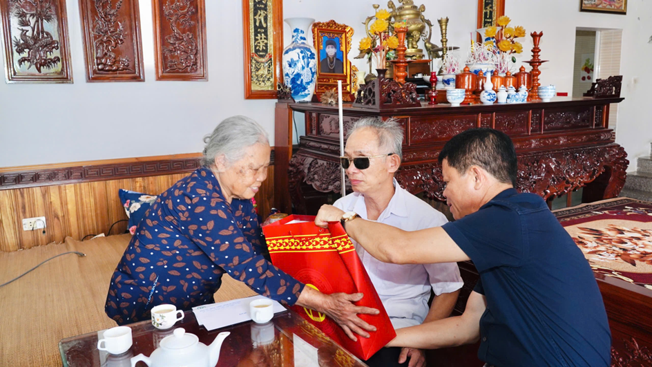 Xã Yên Lãng gửi quà gia đình chính sách, người có công nhân dịp kỷ niệm 80 năm Quốc khánh 2/9.- Ảnh 2.