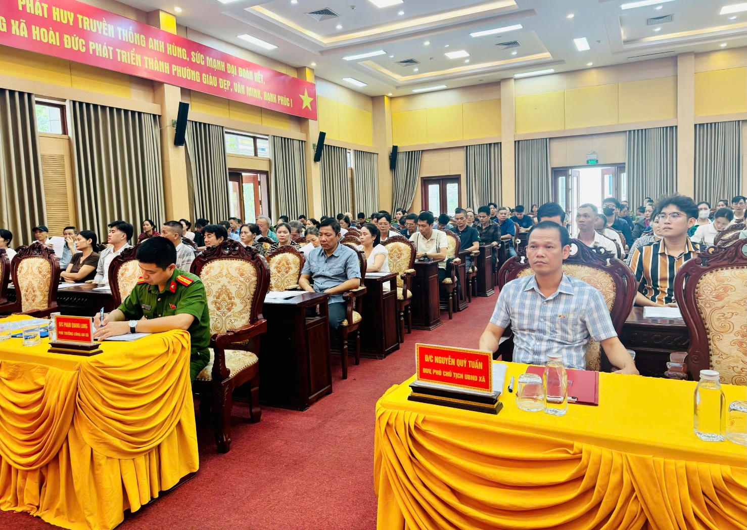 Hơn 300 chủ cơ sở, người đứng đầu các cơ quan, tổ chức, doanh nghiệp, cơ sở, cũng như các hộ gia đình và hộ gia đình kết hợp hoạt động sản xuất, kinh doanh dự hội nghị tuyên truyền Luật PCCC&CNCH.- Ảnh 1.