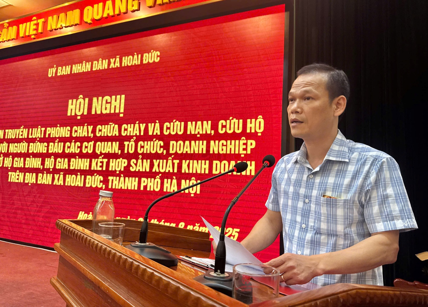 Hơn 300 chủ cơ sở, người đứng đầu các cơ quan, tổ chức, doanh nghiệp, cơ sở, cũng như các hộ gia đình và hộ gia đình kết hợp hoạt động sản xuất, kinh doanh dự hội nghị tuyên truyền Luật PCCC&CNCH.- Ảnh 2.
