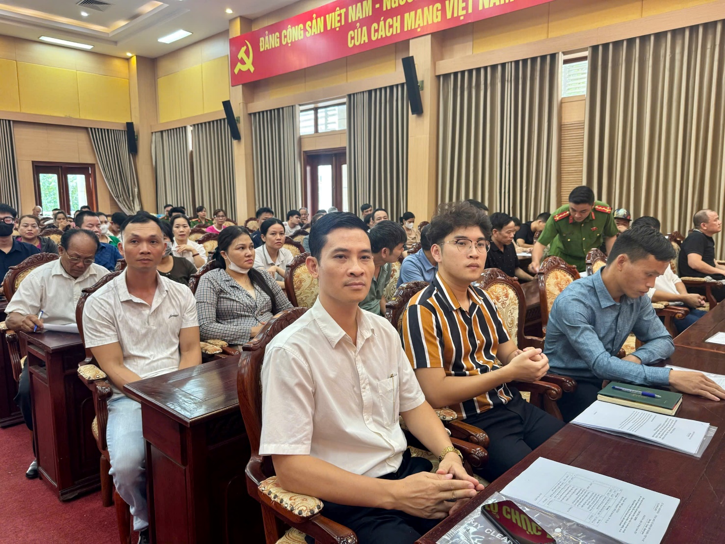Hơn 300 chủ cơ sở, người đứng đầu các cơ quan, tổ chức, doanh nghiệp, cơ sở, cũng như các hộ gia đình và hộ gia đình kết hợp hoạt động sản xuất, kinh doanh dự hội nghị tuyên truyền Luật PCCC&CNCH.- Ảnh 4.