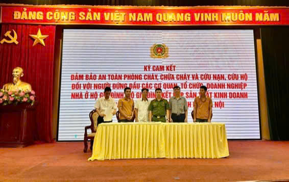 Hơn 300 chủ cơ sở, người đứng đầu các cơ quan, tổ chức, doanh nghiệp, cơ sở, cũng như các hộ gia đình và hộ gia đình kết hợp hoạt động sản xuất, kinh doanh dự hội nghị tuyên truyền Luật PCCC&CNCH.- Ảnh 5.