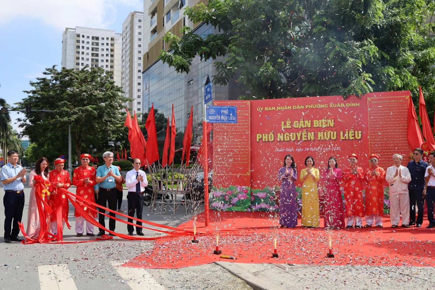 Phường Xuân Đỉnh: gắn biển tên 2 tuyến phố Nguyễn Hữu Liêu và Doãn Khuê- Ảnh 3.