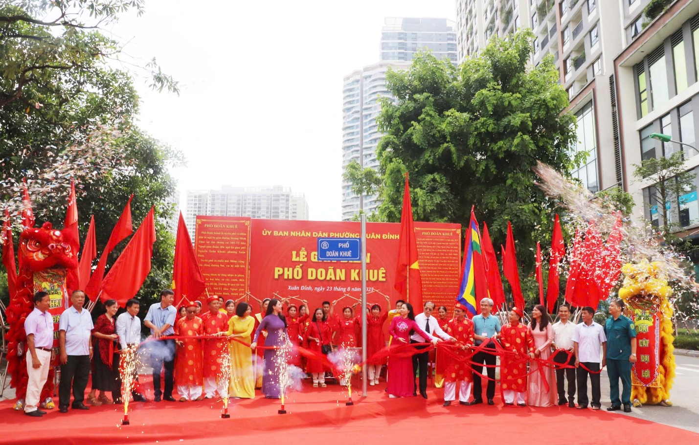 Phường Xuân Đỉnh: gắn biển tên 2 tuyến phố Nguyễn Hữu Liêu và Doãn Khuê- Ảnh 4.