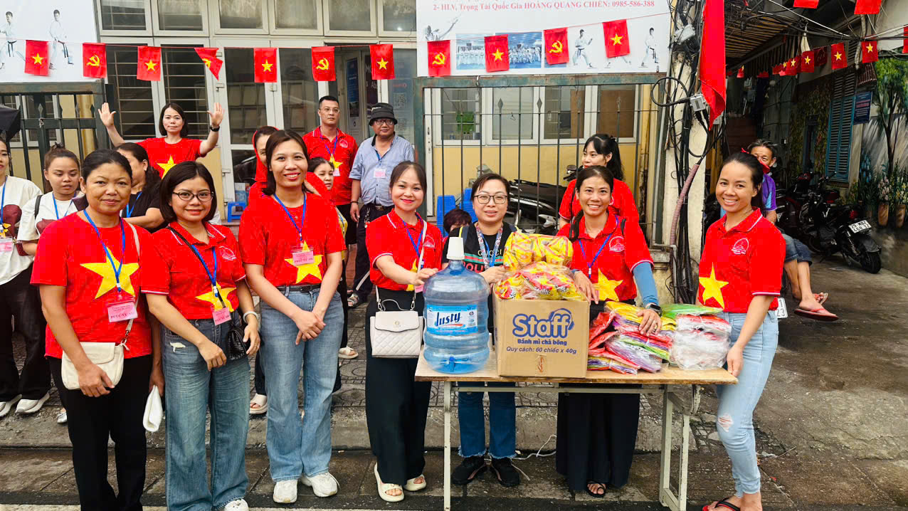 Chùm ảnh đẹp: Phường Ba Đình hỗ trợ người dân xem Tổng hợp luyện lần 2- Ảnh 5.
