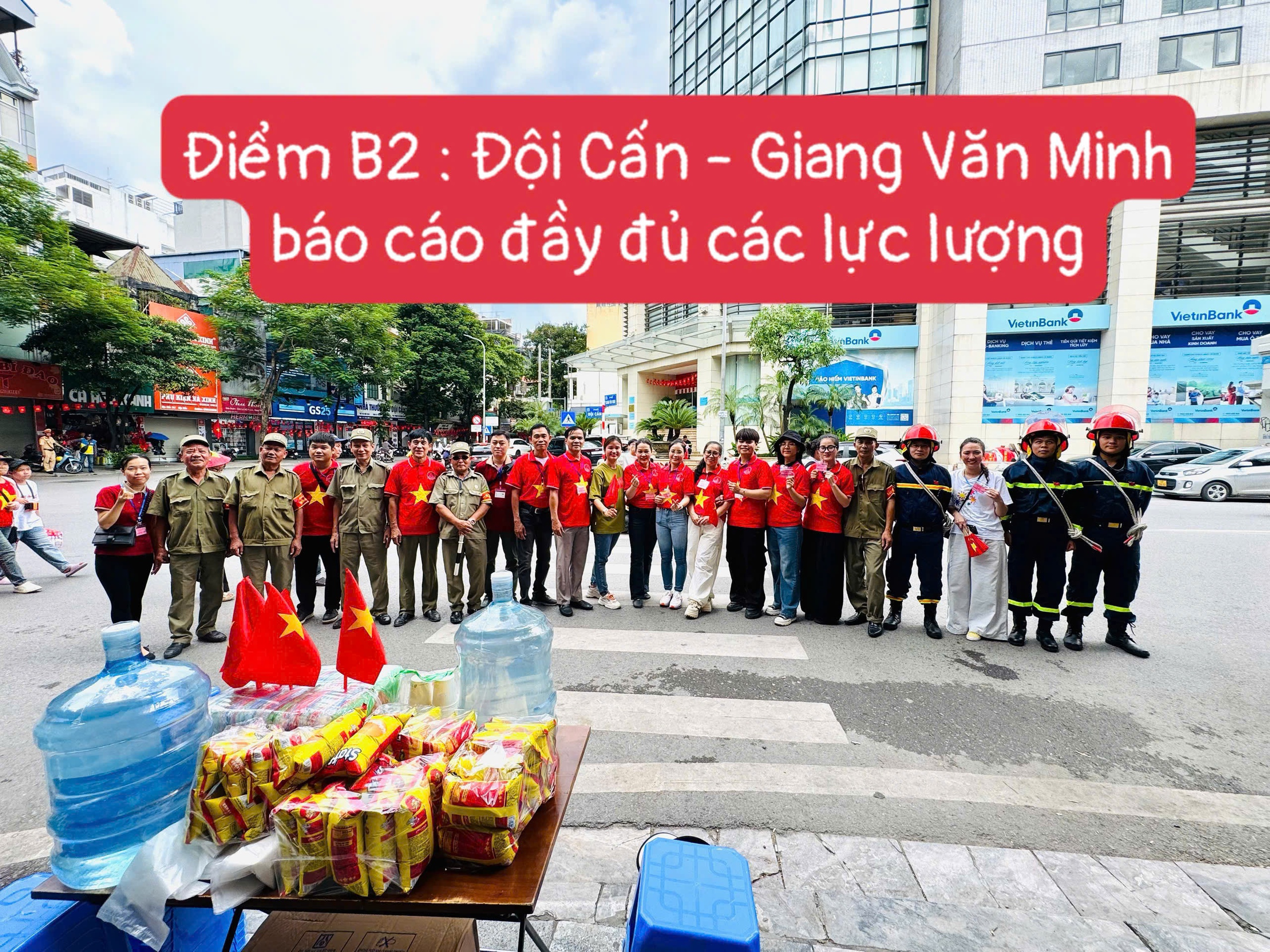 Chùm ảnh đẹp: Phường Ba Đình hỗ trợ người dân xem Tổng hợp luyện lần 2- Ảnh 3.