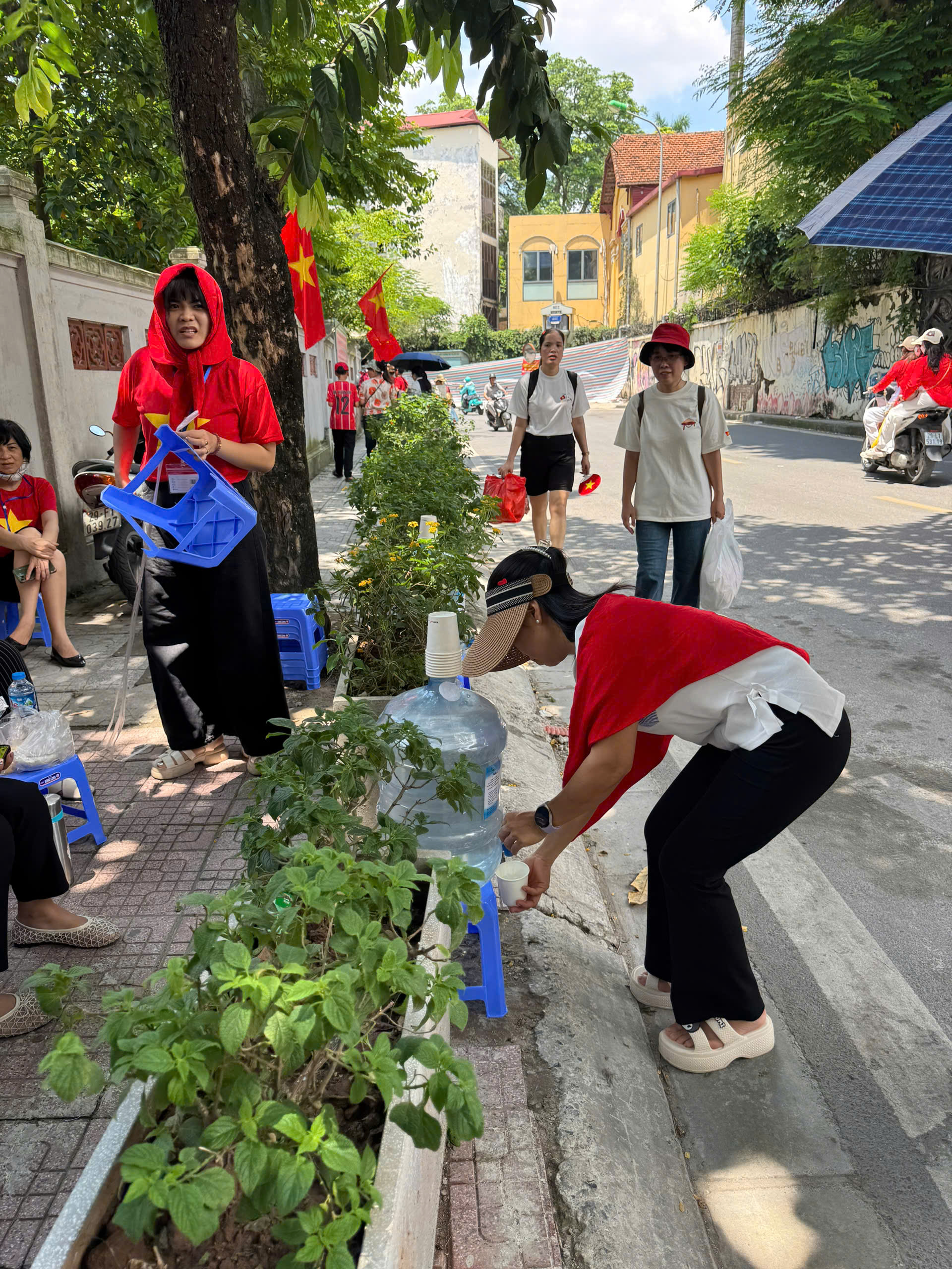 Chùm ảnh đẹp: Phường Ba Đình hỗ trợ người dân xem Tổng hợp luyện lần 2- Ảnh 13.