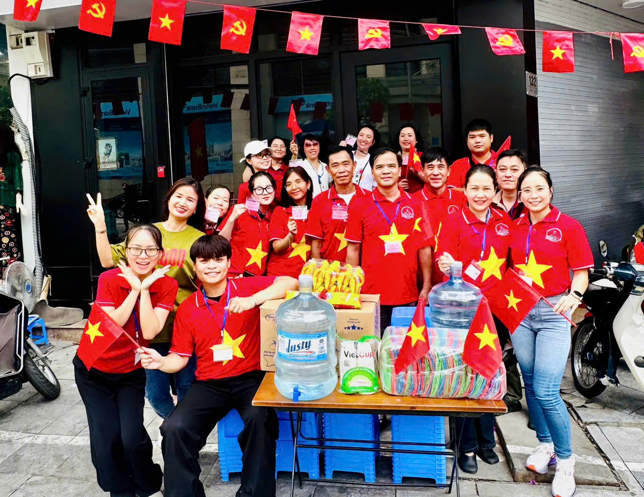 Chùm ảnh đẹp: Phường Ba Đình hỗ trợ người dân xem Tổng hợp luyện lần 2- Ảnh 8.