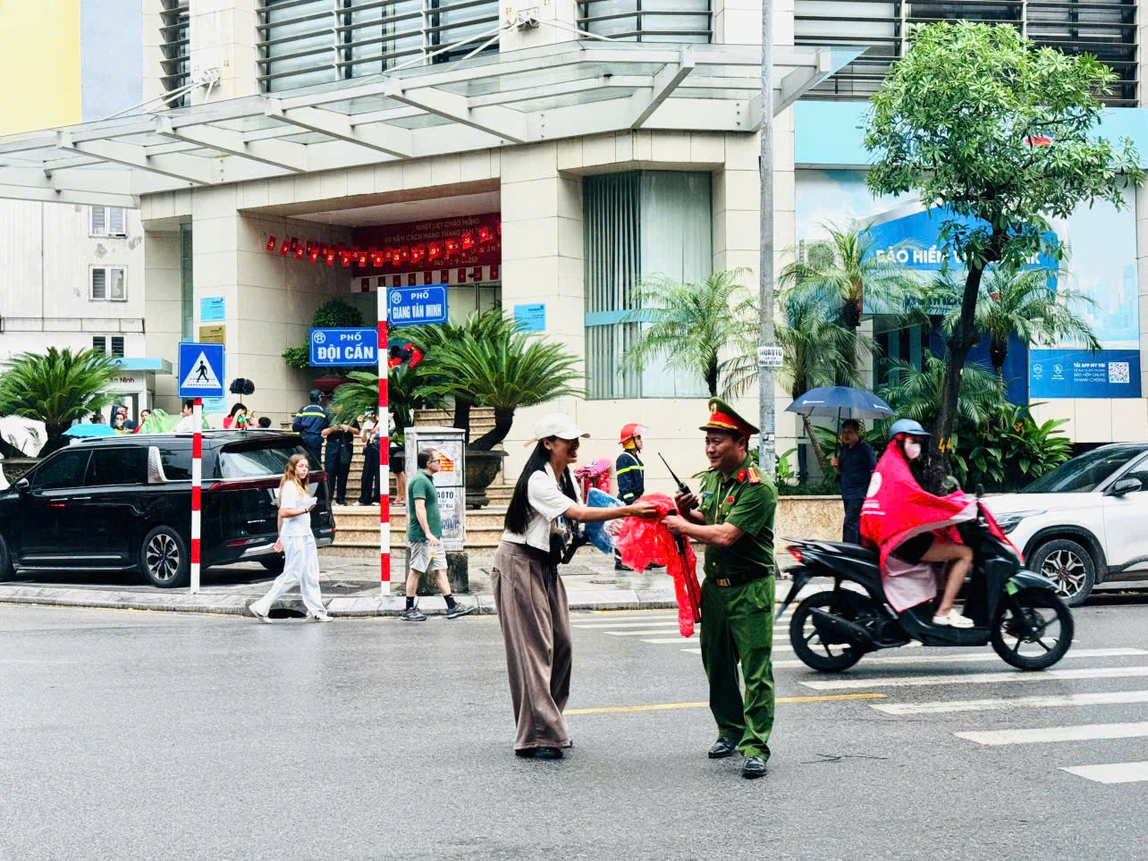 Chùm ảnh đẹp: Phường Ba Đình hỗ trợ người dân xem Tổng hợp luyện lần 2- Ảnh 9.
