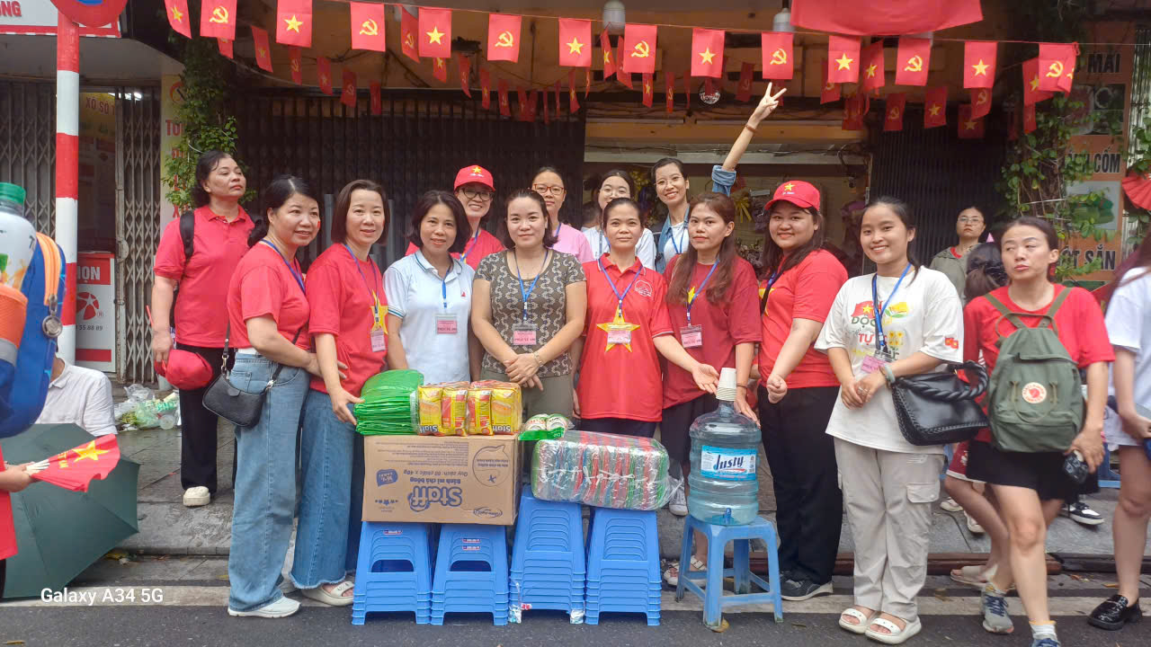Chùm ảnh đẹp: Phường Ba Đình hỗ trợ người dân xem Tổng hợp luyện lần 2- Ảnh 11.