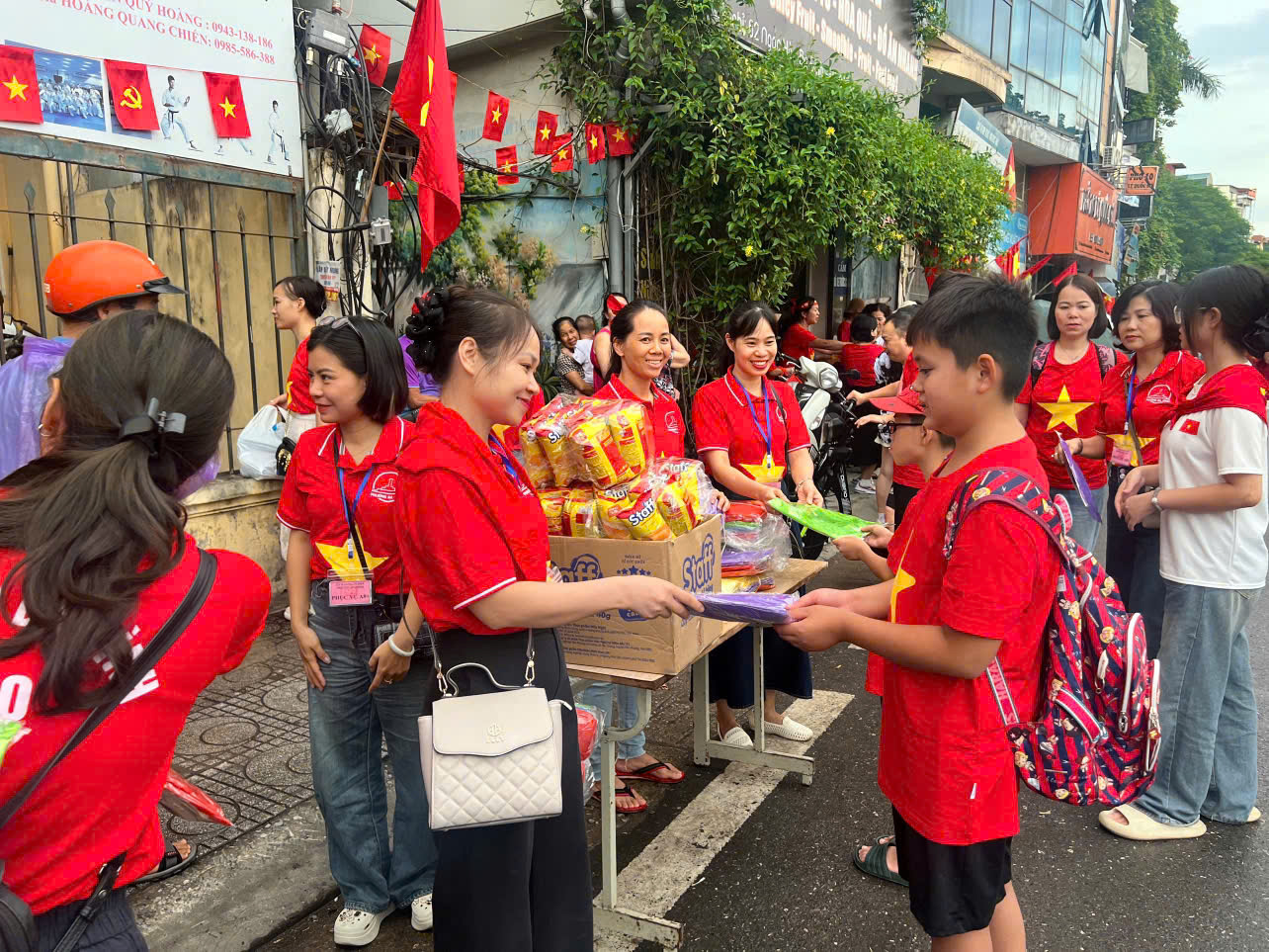 Chùm ảnh đẹp: Phường Ba Đình hỗ trợ người dân xem Tổng hợp luyện lần 2- Ảnh 12.