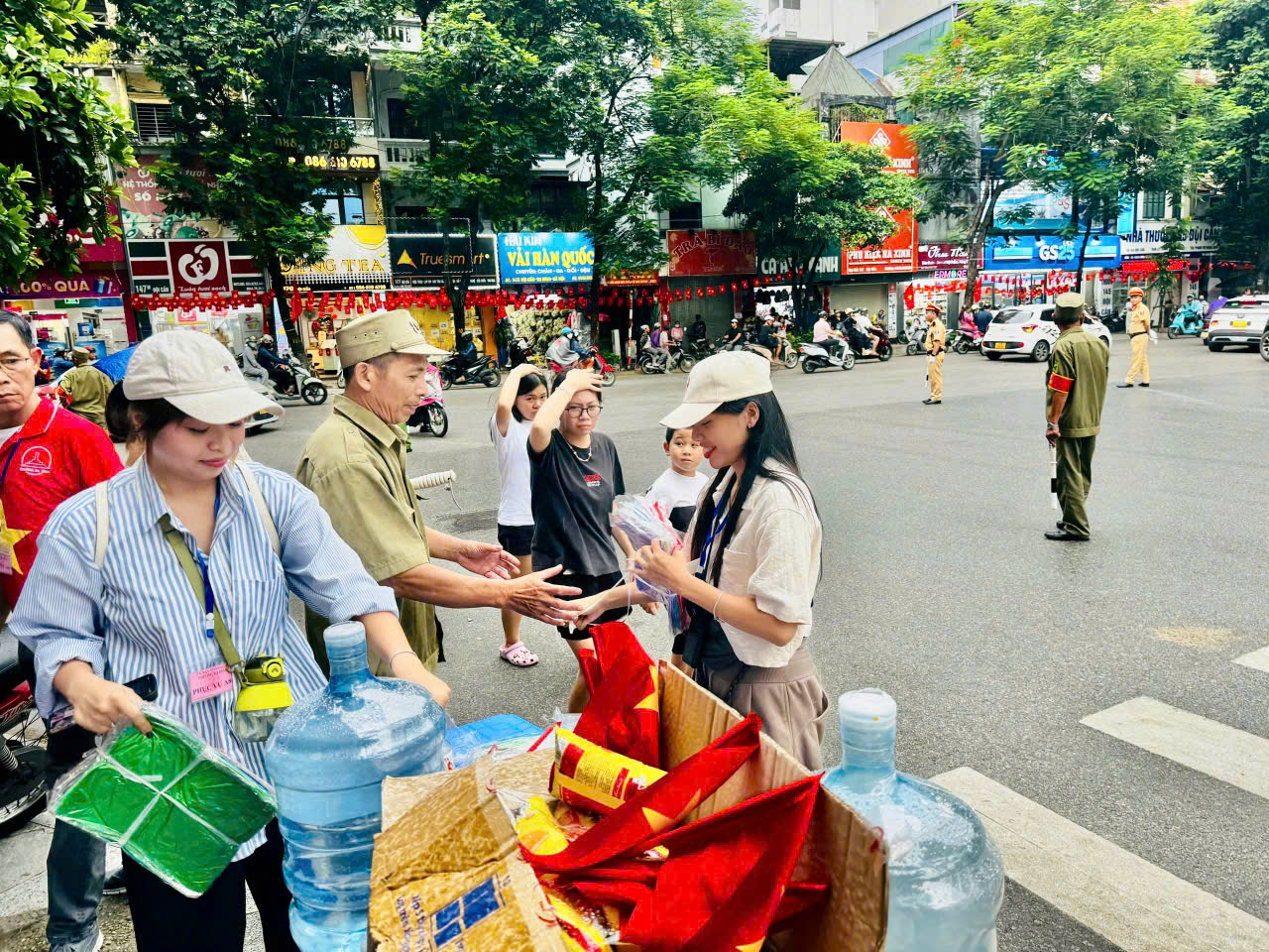 Chùm ảnh đẹp: Phường Ba Đình hỗ trợ người dân xem Tổng hợp luyện lần 2- Ảnh 10.