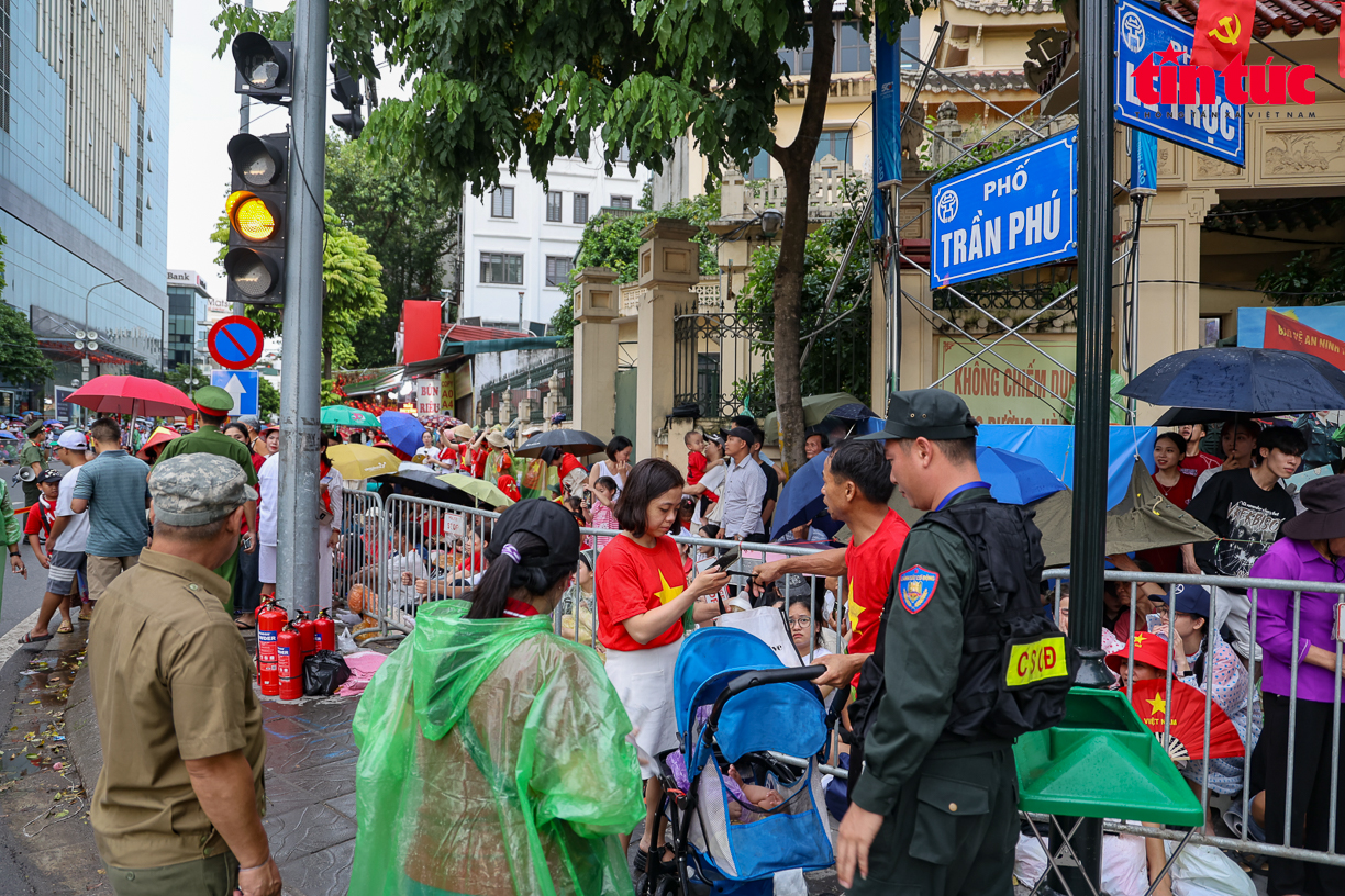 Phường Ba Đình huy động 1.500 người hỗ trợ nhân dân xem tổng hợp luyện A80- Ảnh 9. Phường Ba Đình huy động 1.500 người hỗ trợ nhân dân xem tổng hợp luyện A80- Ảnh 9.