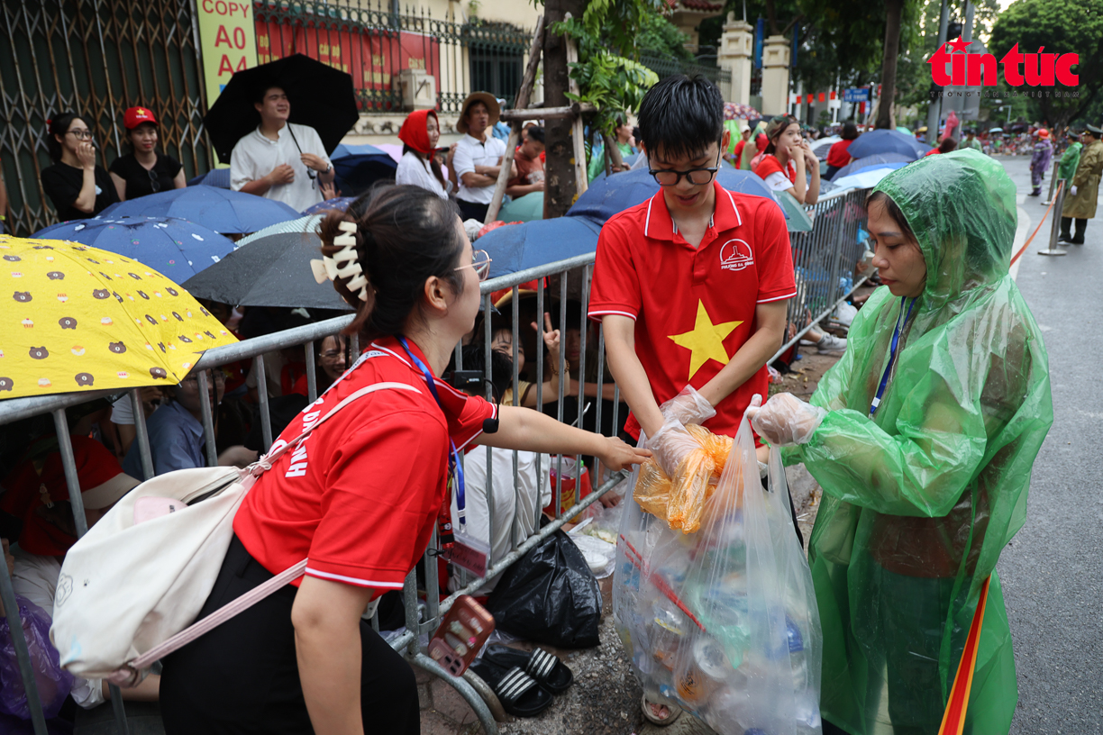 Chùm ảnh đẹp: Phường Ba Đình hỗ trợ người dân xem Tổng hợp luyện lần 2- Ảnh 15.