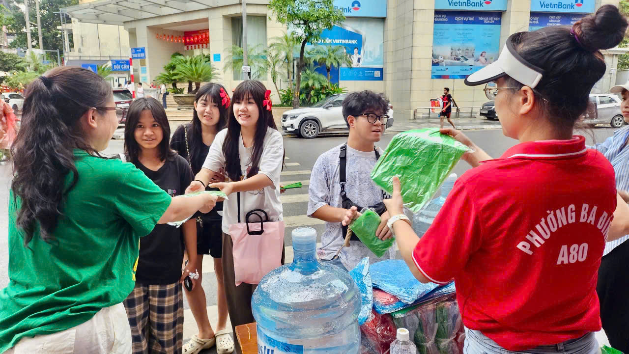 Chùm ảnh đẹp: Phường Ba Đình hỗ trợ người dân xem Tổng hợp luyện lần 2- Ảnh 4.