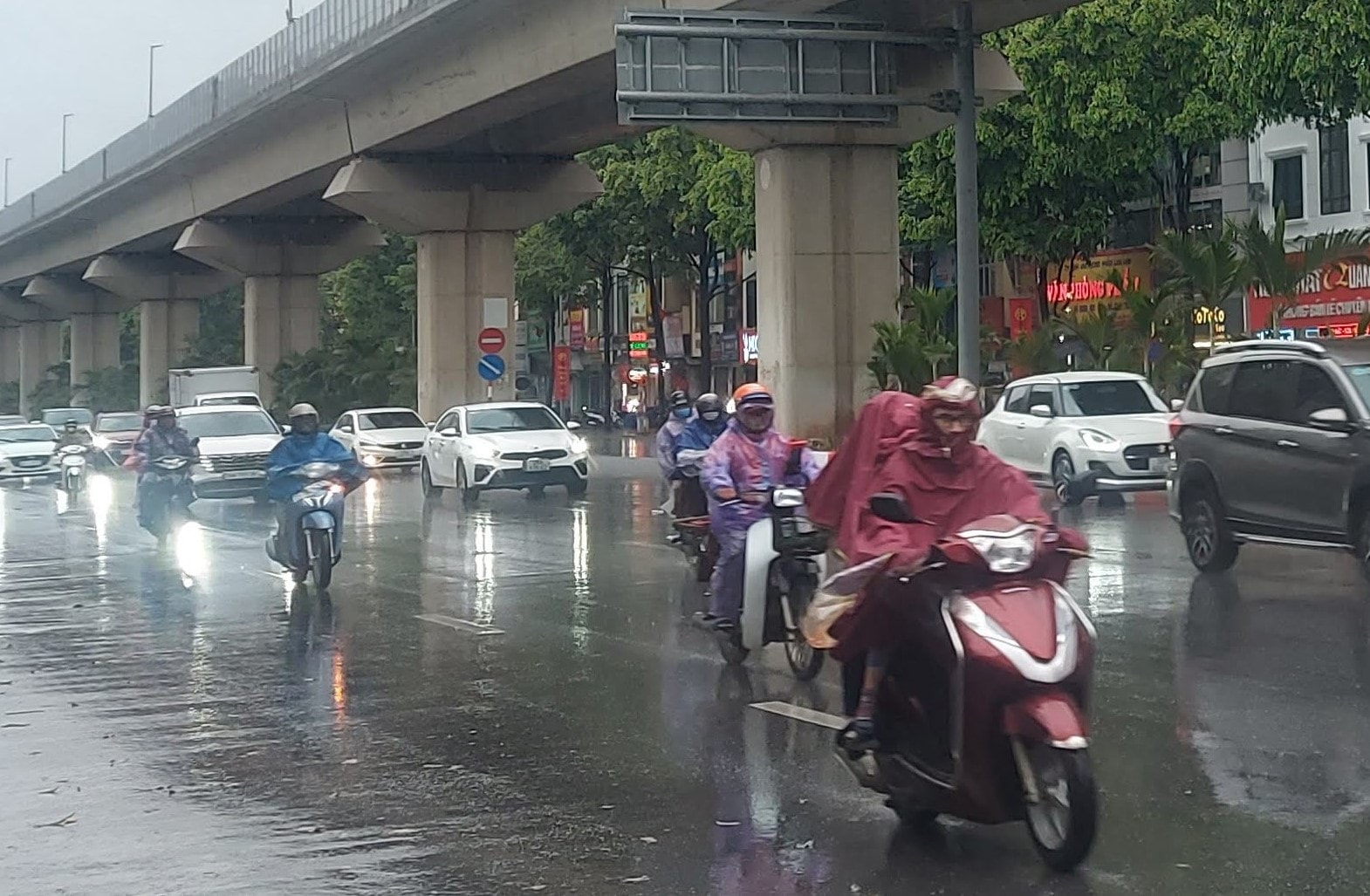 Ảnh hưởng bão số 5, Hà Nội có mưa lớn, gió mạnh từ sáng 25-8- Ảnh 1.
