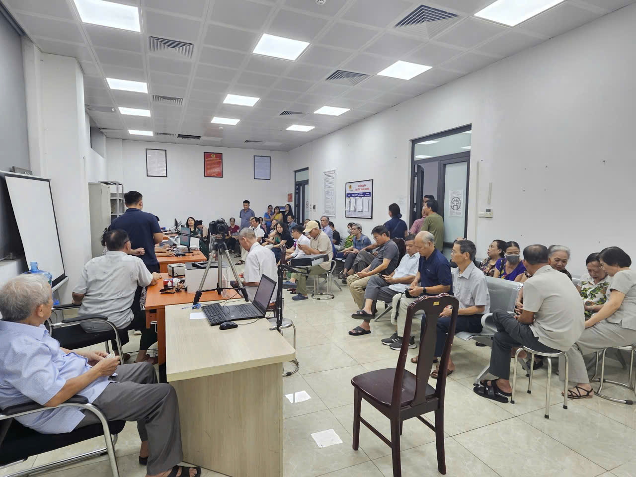 A group of people in a room  AI-generated content may be incorrect.