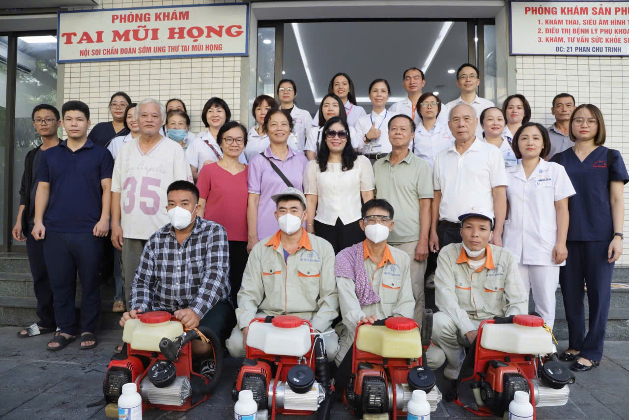 PHƯỜNG CỬA NAM TĂNG CƯỜNG PHUN KHỬ KHUẨN,
PHÒNG CHỐNG DỊCH CHUẨN BỊ ĐẠI LỄ- Ảnh 1.