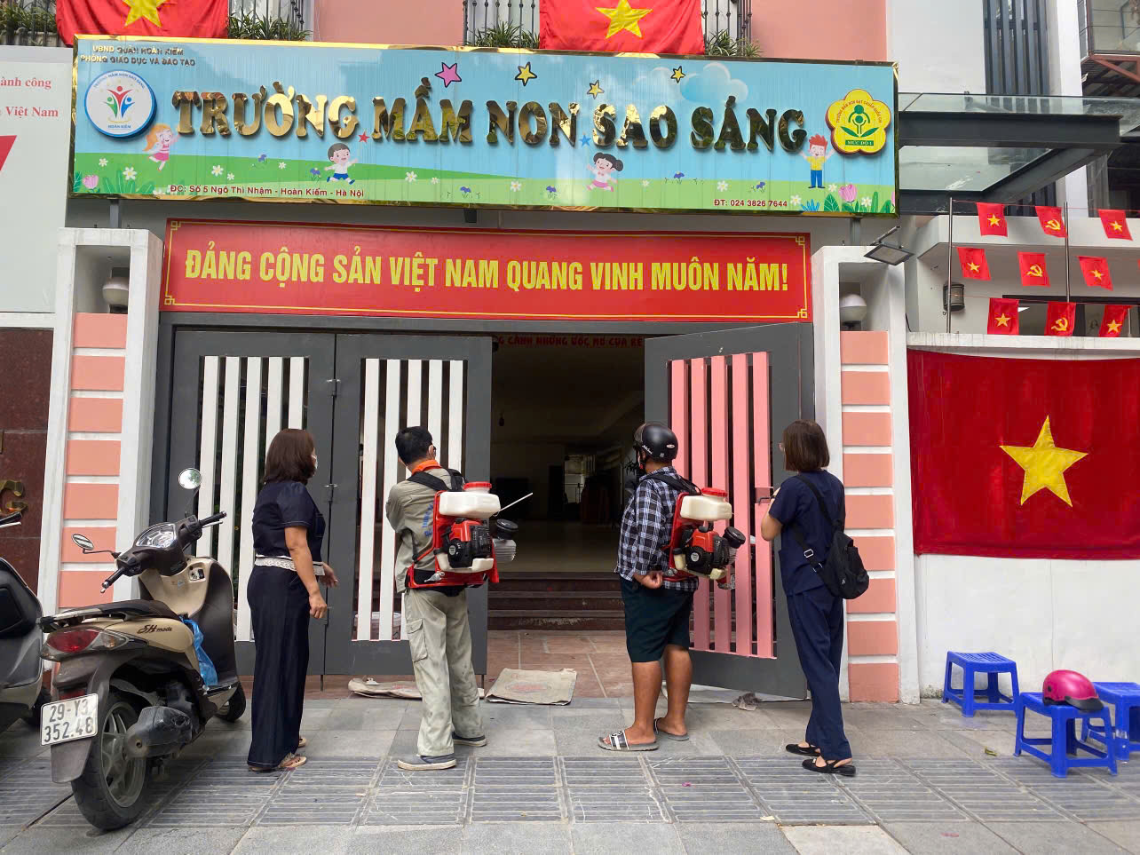 PHƯỜNG CỬA NAM TĂNG CƯỜNG PHUN KHỬ KHUẨN,
PHÒNG CHỐNG DỊCH CHUẨN BỊ ĐẠI LỄ- Ảnh 4.