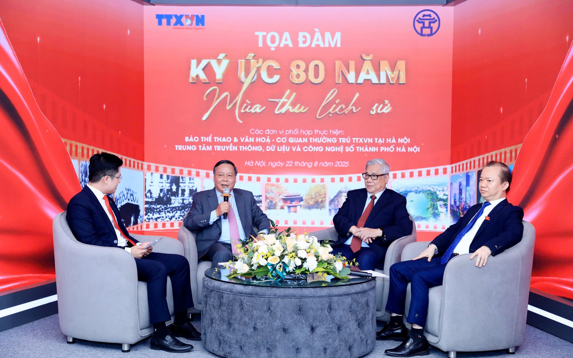 Các đại biểu trao đổi tại buổi Tọa đàm