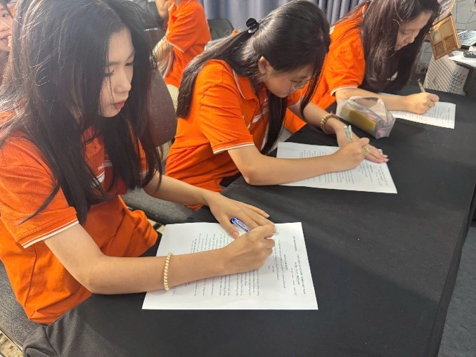 Công an phường Phúc Lợi tuyên truyền an toàn giao thông, phòng, chống tệ nạn xã hội lứa tuổi vị thành niên cho sinh viên - Ảnh 3.