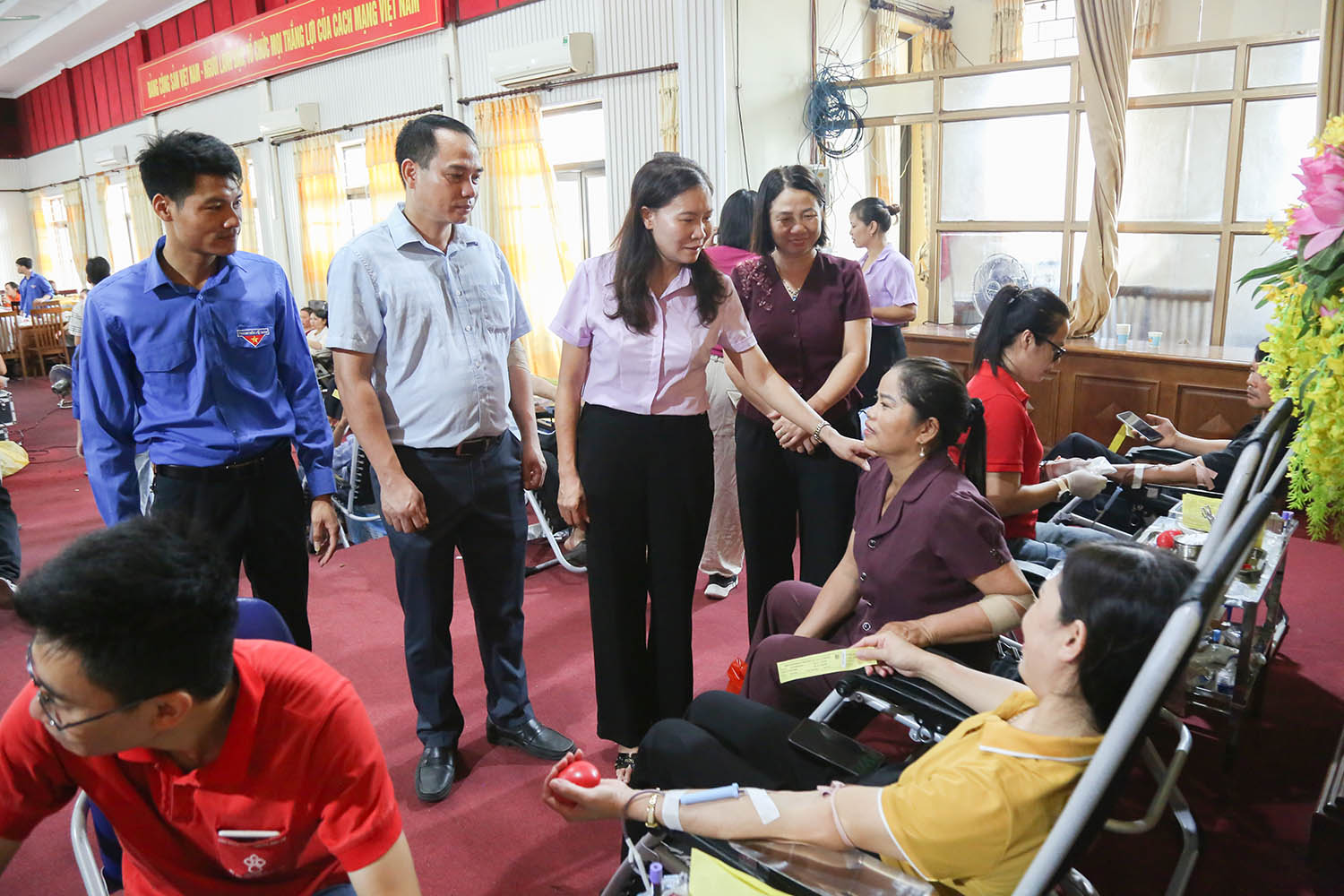 Nhân dân xã Thạch Thất hưởng ứng sôi nổi Ngày hội hiến máu đầu tiên sau sáp nhập- Ảnh 2.