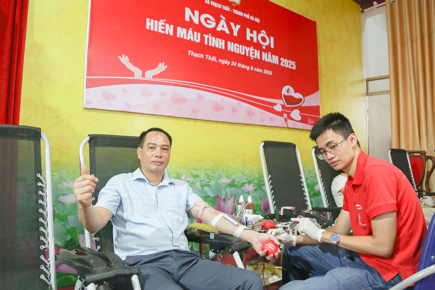 Nhân dân xã Thạch Thất hưởng ứng sôi nổi Ngày hội hiến máu đầu tiên sau sáp nhập- Ảnh 4.