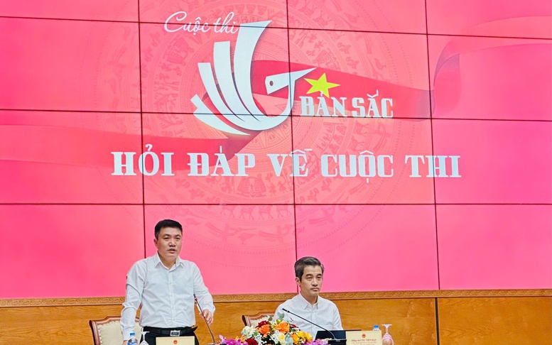 Ảnh internet: Phó Chánh Văn phòng Bộ Văn hóa, Thể thao và Du lịch Nguyễn Hữu Ngọc (bên trái) thông tin về Cuộc thi "Bản sắc"